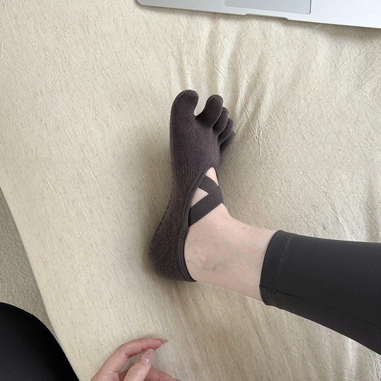 جوارب يوغا نسائية بخمسة أصابع  - مراجعة Grip Sock Yoga وسعره