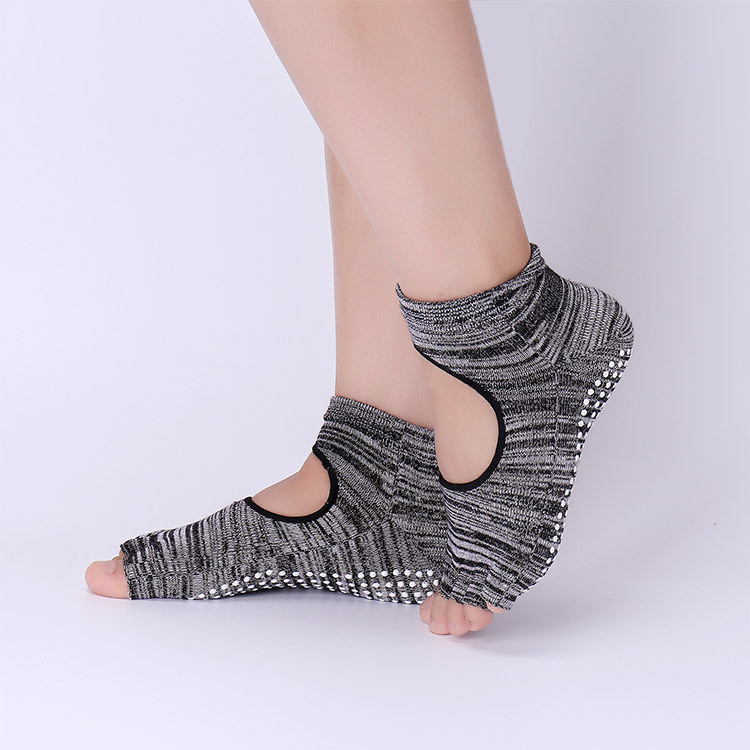 جوارب يوجا غير قابلة للانزلاق  - مراجعة Grip Sock Yoga وسعره